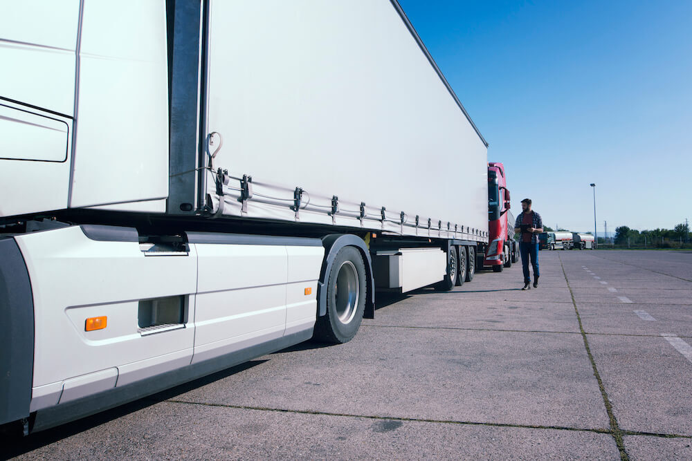 Camion avec remorque tautliner PLSC